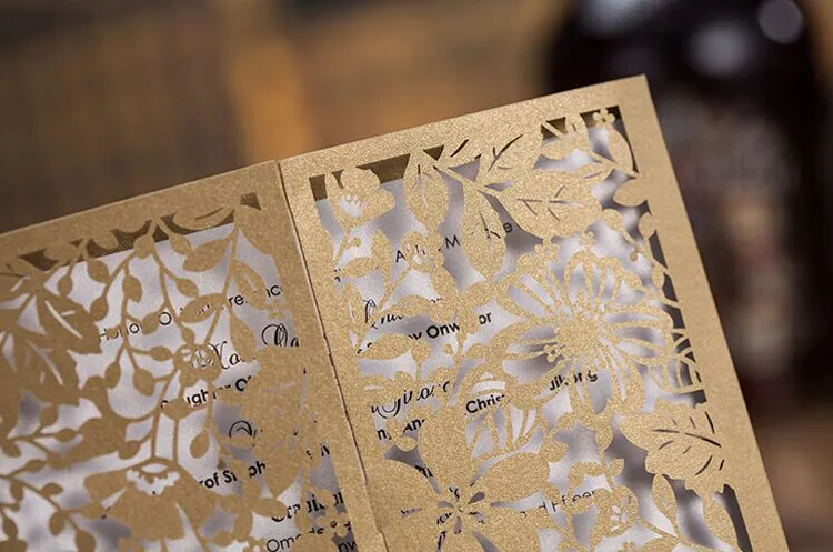 Cartes d'invitations de mariage pliées creuses en or Vente chaude Découpe au laser Vente en gros Carte d'invitation imprimable personnalisée Livraison gratuite