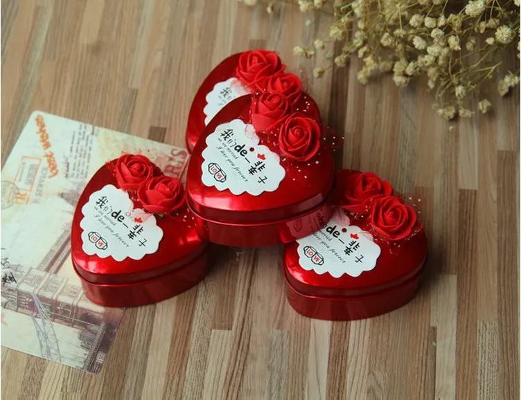 Herzförmige Weißblech-Süßigkeitsschachtel mit Rosen-Blumen-Mode-Geschenkboxen für romantische Hochzeitsbevorzugung Kostenloser Versand