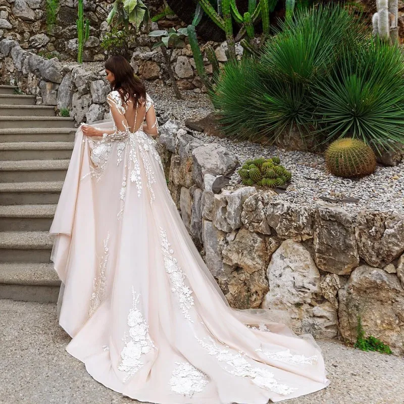Robes de mariée élégantes à manches longues Sheer V Neck Lace Appliqued Pays Robes de mariée Plus Size 2018 Robe de mariée