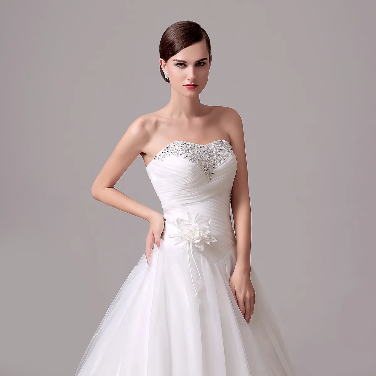 Abito da sposa in cristallo con perline peplo drappeggiato tulle a valo