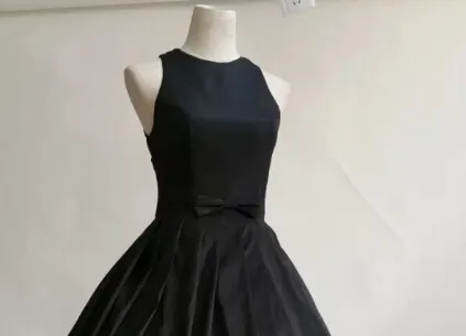 매력적인 단순한 스타일 블랙 크루 무릎 길이의 Strapless 얇은 목선 Taffeta 볼 가운 프릴 칵테일 드레스