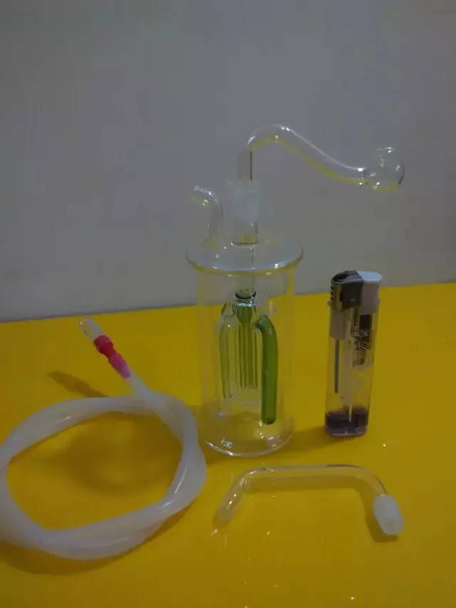 Une variété de bouteilles d'eau, bongs en verre en gros tuyaux de brûleur à mazout conduites d'eau tuyaux en verre plates-formes pétrolières fumer