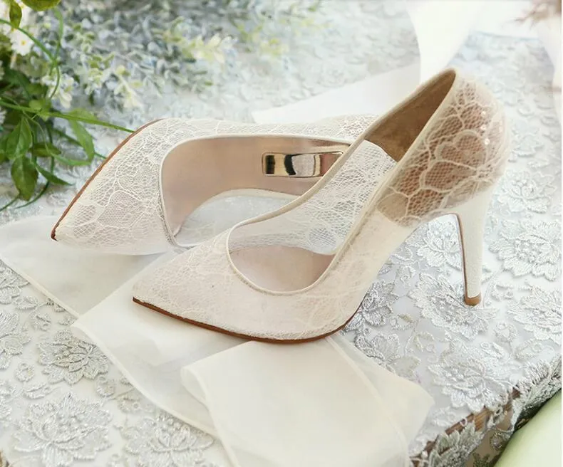 Scarpe da sposa eleganti e belle in pizzo e pelle di pecora stile semplice da 8,5 cm con tacco alto NK050