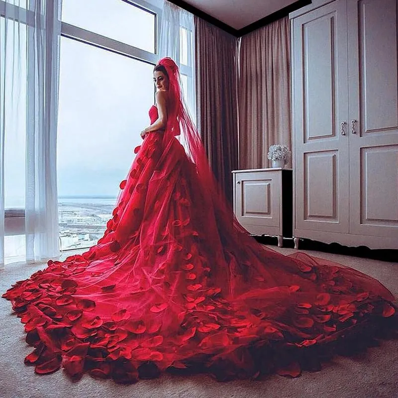 Wunderschöne 2017 rote 3D-Blumenapplikationen Kapellenschleppe Brautkleider mit herzförmiger Schärpe Lange Brautkleider nach Maß China EN110914
