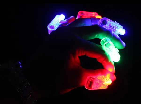 1200pcs / lot LED luz del dedo con pilas luces láser 4 colores Lightsaber para el día de los niños juguetes de cumpleaños del niño regalos lámparas