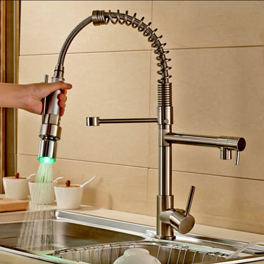 Groothandel en detailhandel geborsteld nikkel keukenkraan Swivel-uitloop LED-spuitmachines Dekgemonteerde vat Sink Mixer Tap