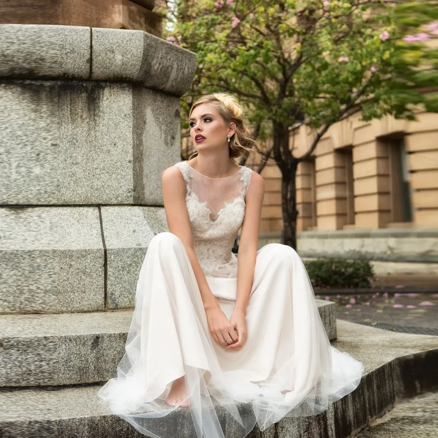 Sleeveless Bateau Neck A-Line Wedding Dresses Illusion Back Appliques Gowns for Bridal Soft Tulle Sweep Train vestido de noiva