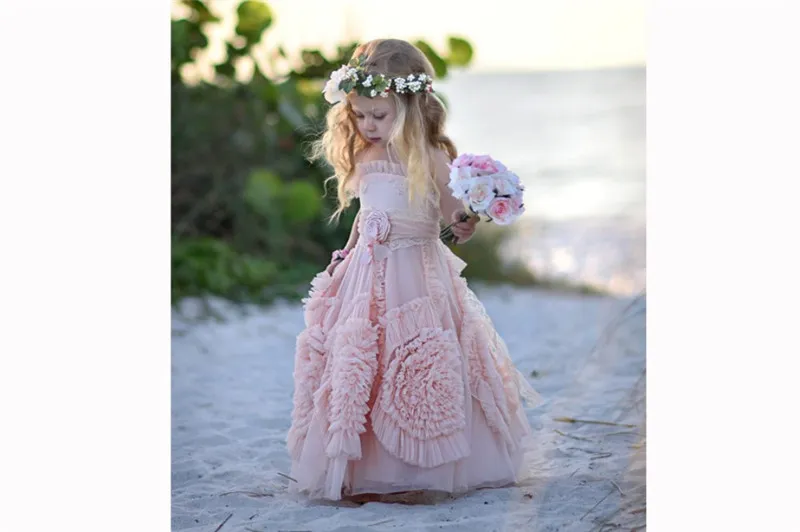 Abiti da bambina a fiori rosa economici la cerimonia nuziale 2019 Applique in pizzo Ruffles Abiti da cerimonia bambini Abiti da spettacolo senza maniche da ragazza lunga da spiaggia