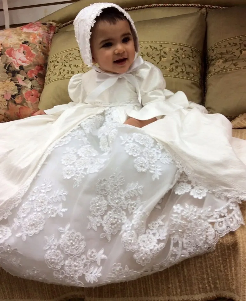 Pretty 2018 Yeni İnciler Vaftiz Abiye Bebek Kız Dantel Aplike Overskirts Vaftiz Elbiseler ile Bonnet İlk İletişim Elbise