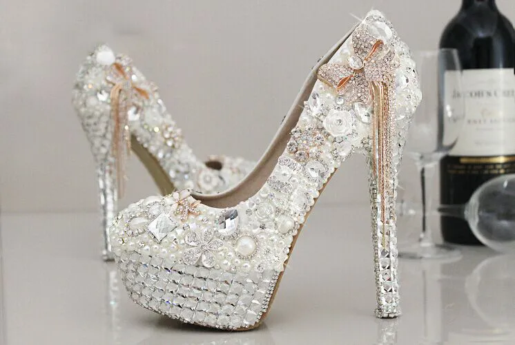 Scarpe da sposa con strass e perle stupende di stile più nuovo Scarpe con tacco alto in cristallo con orgoglio e scarpe con perle incinte