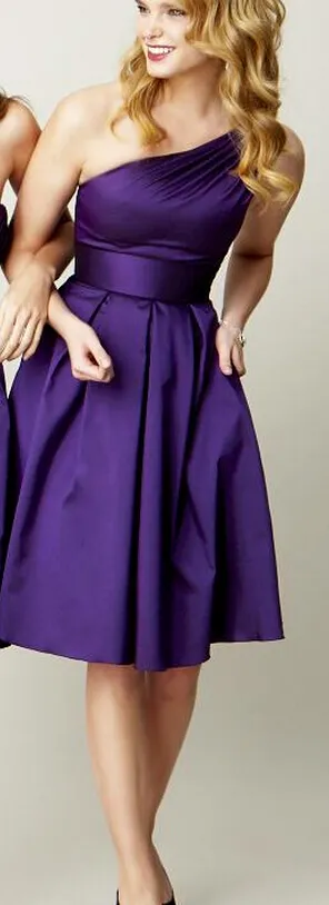 Pas cher Simple Violet Foncé Une Épaule Sans Manches Courte Robe De Demoiselle D'honneur Satin Corset Longueur Au Genou Fermeture Éclair Élégante Robes De Soirée De Mariage Robe