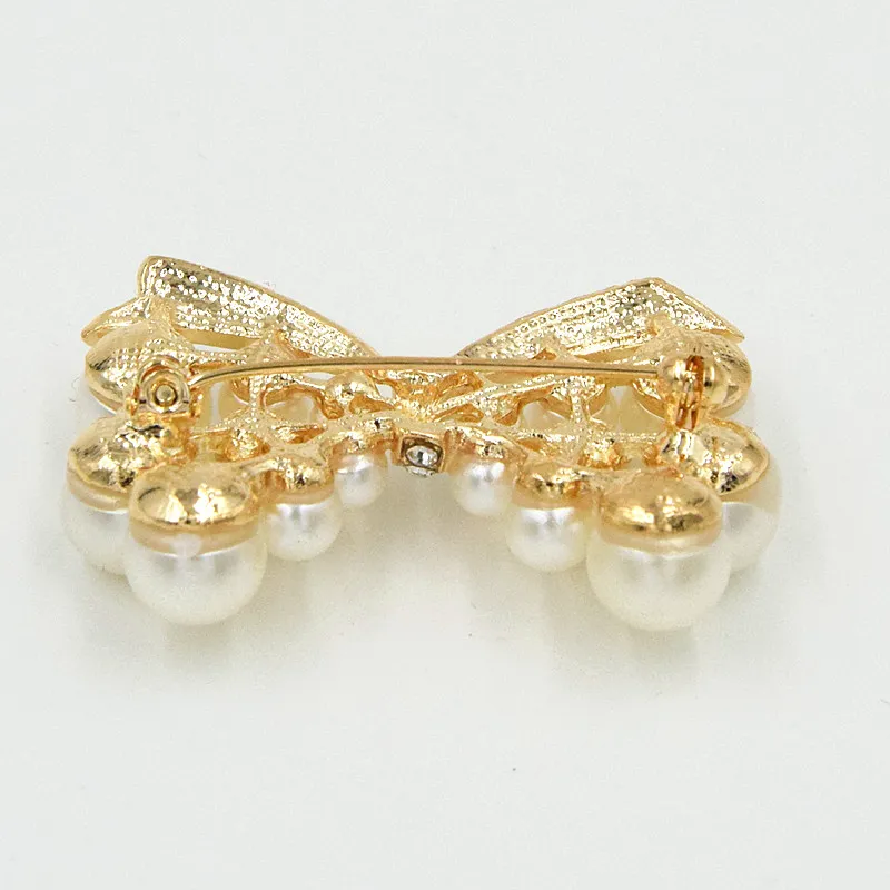 Top Quality Faux Pearl Pärlor Bow Brooch Sparklinig Diamante Kvinnor Mode Eleganta Kostym Pinnar För Fest Bröllop Guldton