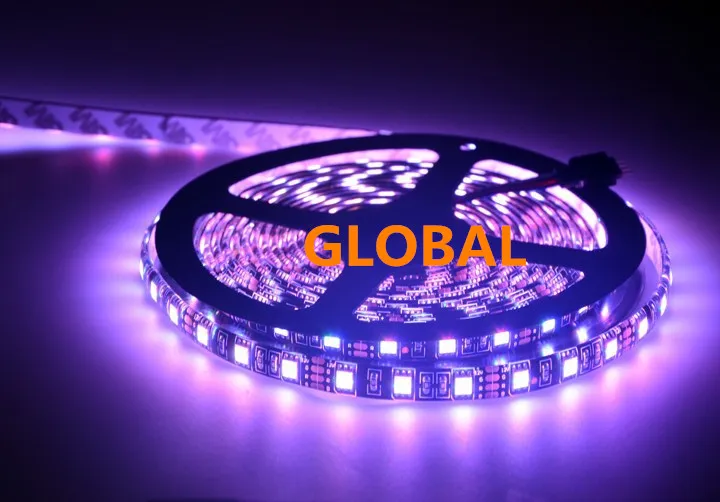 Siyah PCB 5 M 5050 RGB Led Işıklar 300 LED 60led / m SMD Su Geçirmez IP65 DC 12 V Esnek Işık Şeridi Sıcak / Soğuk Beyaz Kırmızı Yeşil Mavi