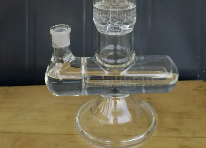 I tubi dell'acqua di vetro di grandi dimensioni da 23 pollici con bong di vetro con braccio a tre strati Perc e infiammazione rotonda Perc da 18,8 mm ciotola di vetro articolare