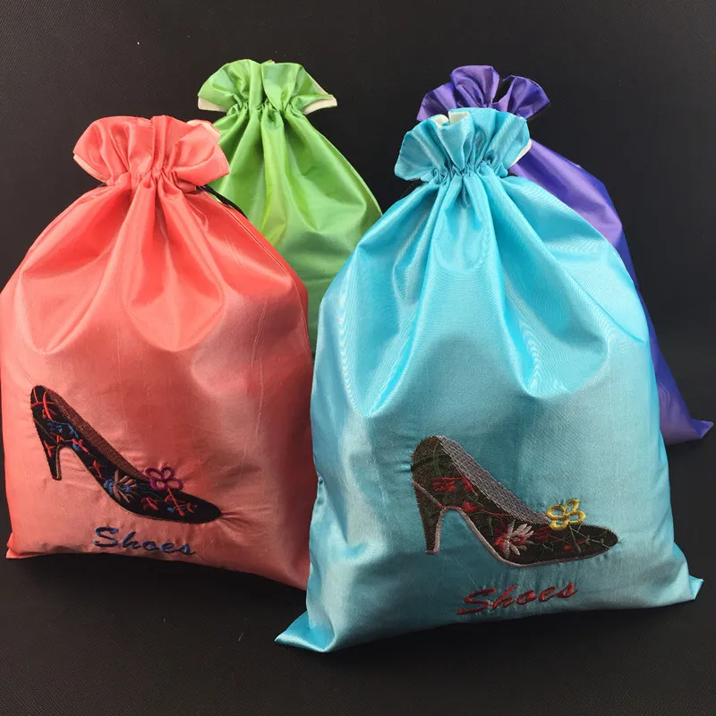 Broderie Chaussures à talons hauts Sacs à chaussures avec cordon de serrage Pochette de rangement Double couche en tissu satiné Sac de voyage Chaussures Emballage de bijoux 36 x 27c2525