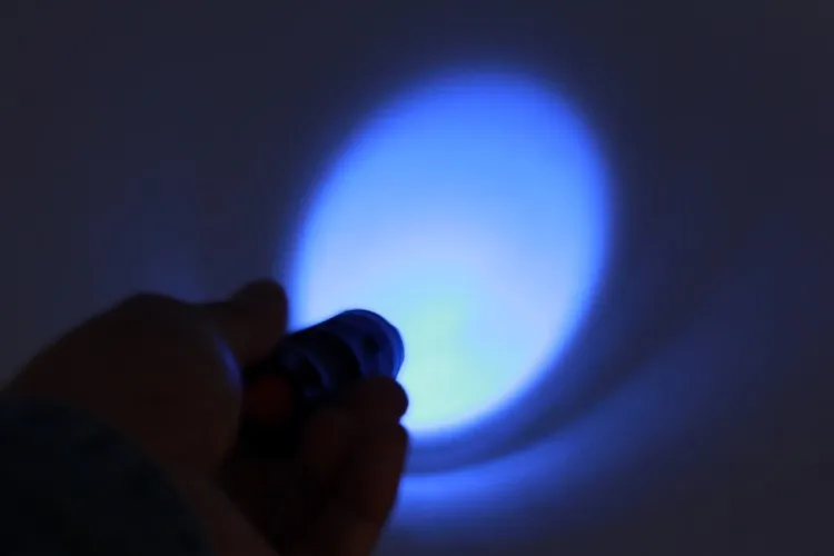 Хорошая цена UV фонарик мини -светодиодный факел 395 нм черный волн длины волны фиолетовой светильники 9 светодиодный флэш -флэш