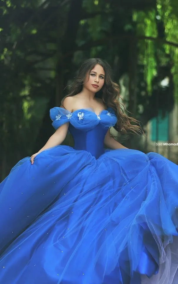 Cinderella blå quinceanera klänning elegant tulle lyx boll klänning lång prom klänningar cap ärmar fest klänning blomma kristall vestidos longo