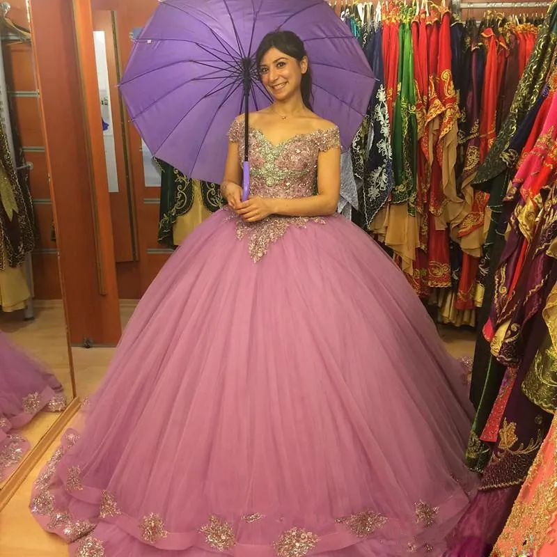 2019 Coral Quinceanera Klänningar Bollkorg Formell Prom Klänning Guldpärlor Shinning Tulle Layers Sweet 16 Pagant Kappor