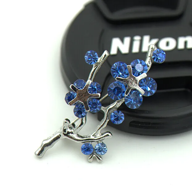 青いラインストーンのクリスタルが付いているシルバートーンの日本のApricの花ピンブローチ