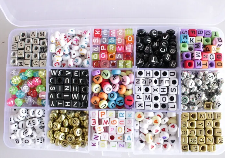 16 estilos 1000 pcs / lote telar alfabeto acrílico perlas de acrílico encantos pulsera bandas de goma DIY Silicona Relabatiempos Cubo Letra Beads Colgantes Accesorios