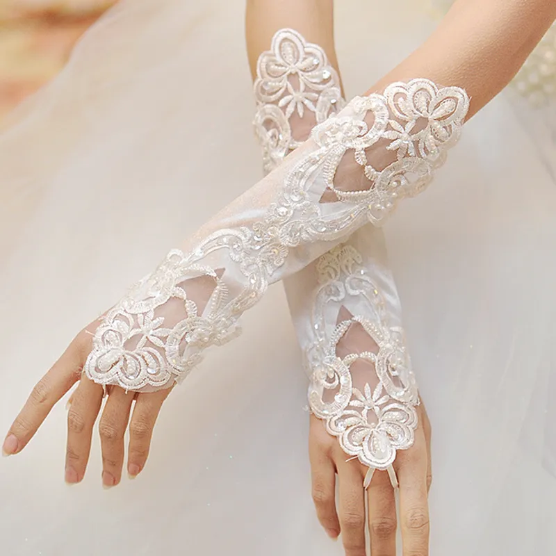 2022 Lace Appliques Wedding Gloves White Ivory Beaded Bridal