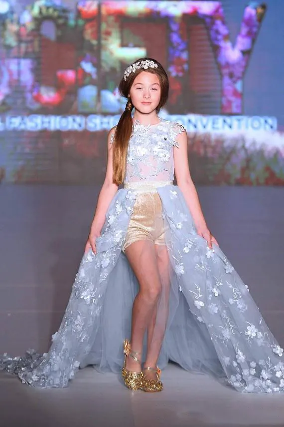 Abiti da spettacolo ragazze con gonna oversize blu polveroso Top trasparente con applicazioni floreali Abiti da ragazza di fiori matrimonio Abito da bambino in tulle con strascico