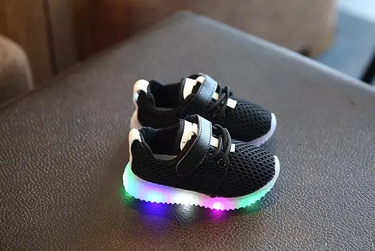 الصين الجملة ربيع جديد أزياء عارضة تشغيل حذاء رياضة شبكة طفل أطفال أحذية ضوء الصمام الطفلات الصبي الاحذية تنفس