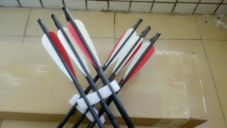 12 PK Łucznictwo Polowanie 18 calowe Crossbow Śruby Czyste śruby węglowe z punktem polowym Red and White Strzałka Vane Darmowa wysyłka