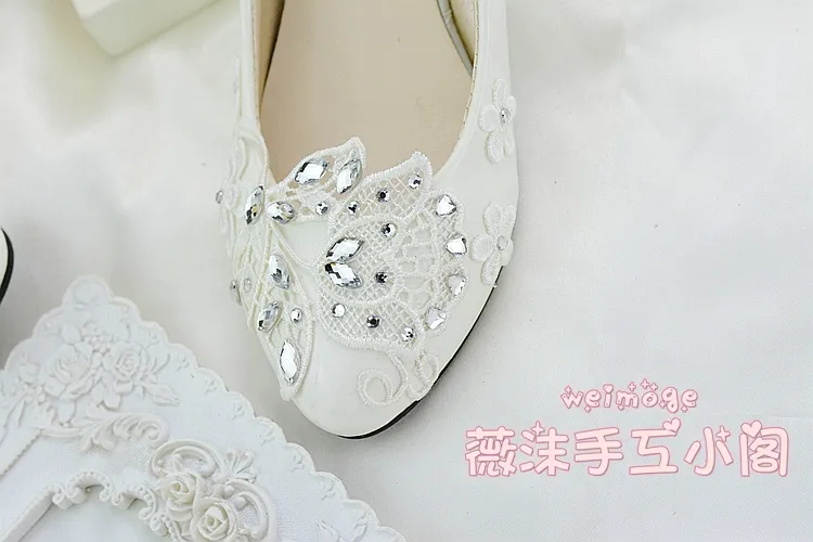 Scarpe da sposa in pizzo di cristallo avorio fatte a mano piatte 4 5 cm 8 cm tacco gattino scarpe da damigella d'onore matrimoni slip-on strass Cr245i