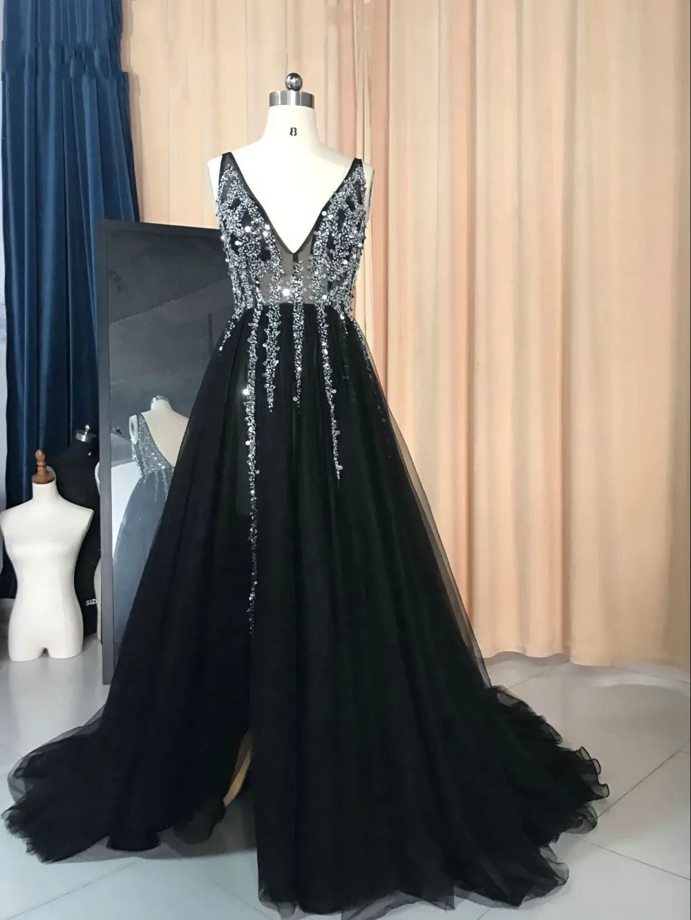 Sparkly scollo a V profondo Perle Champagne 2022 Pageant Prom Dress Vino rosso economico lungo senza schienale Vedere attraverso l'abito da sera in tulle senza schienale con perline