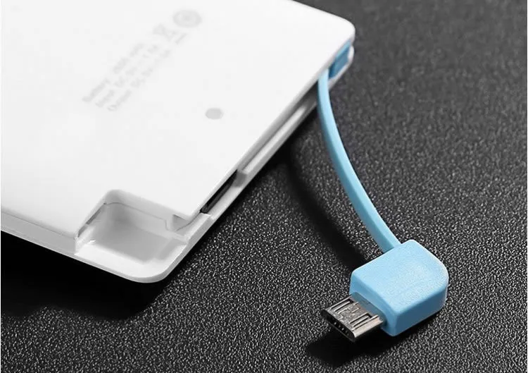 2600mah بطاقة الائتمان رقيقة جدا قوة البنك 2500mAh USB تعزيز PowerBank مع المدمج في كابل USB النسخ الاحتياطي سوبر ضوء الطوارئ الصغيرة