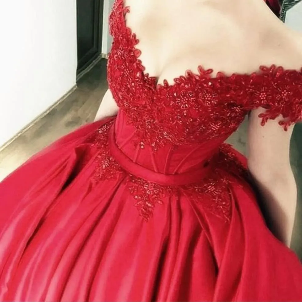 Plus Size Ball Gown Prom Dresses Off The Shoulder Lace Appliques Satin Red Sparkly Evening Gowns Formal Dresses