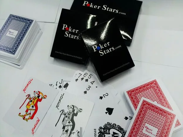 2015 Pokers en PVC de couleur rouge et noire pour cartes à jouer choisies et en plastique poker stars258w