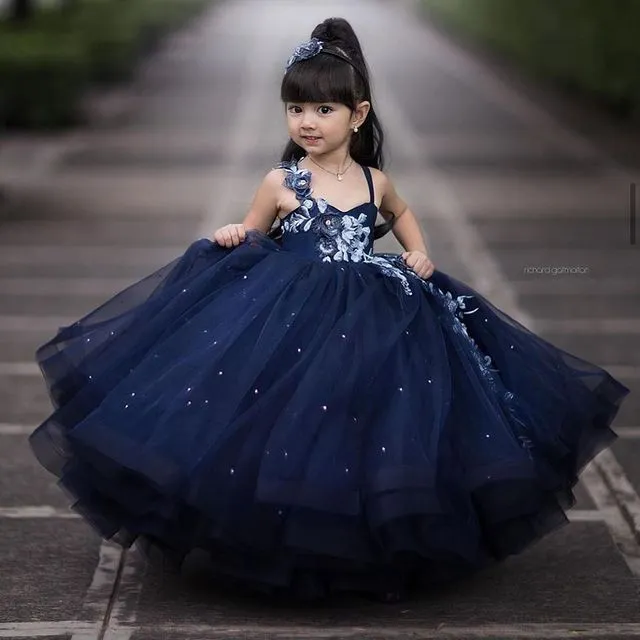 2021 Marineblaue Spitze Blumenmädchenkleider Perlen Spaghetti Ballkleid Tüll Lilttle Kindergeburtstag Festzug Hochzeitskleider