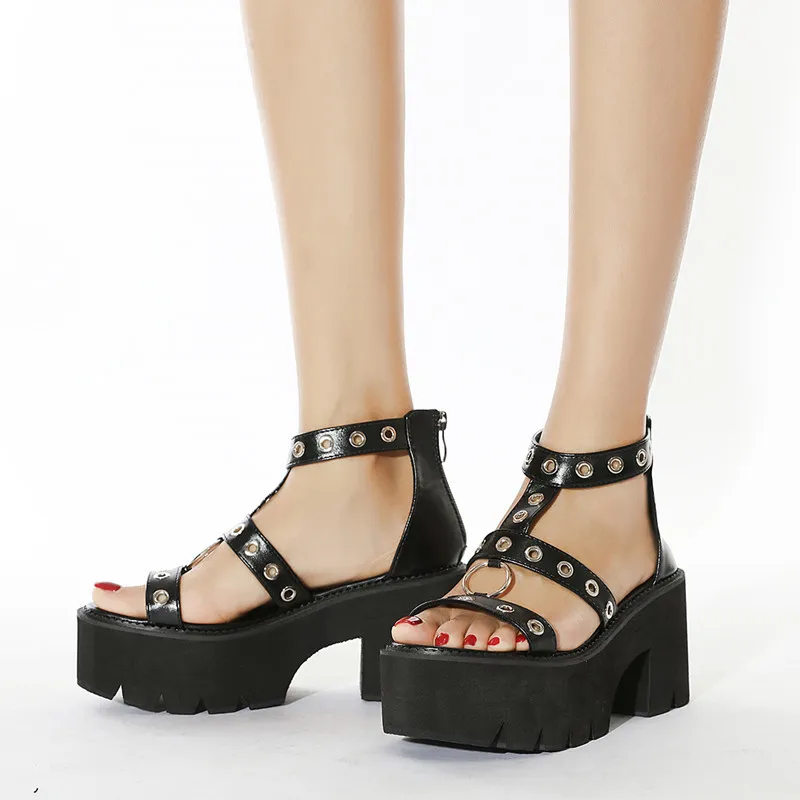 2021 Fashion Rivet Punk Gothic Kvinnor Sandaler Plattform Wedge Läderband Casual Sommarflickor Skor Högklackat Gladiator Sandaler K78