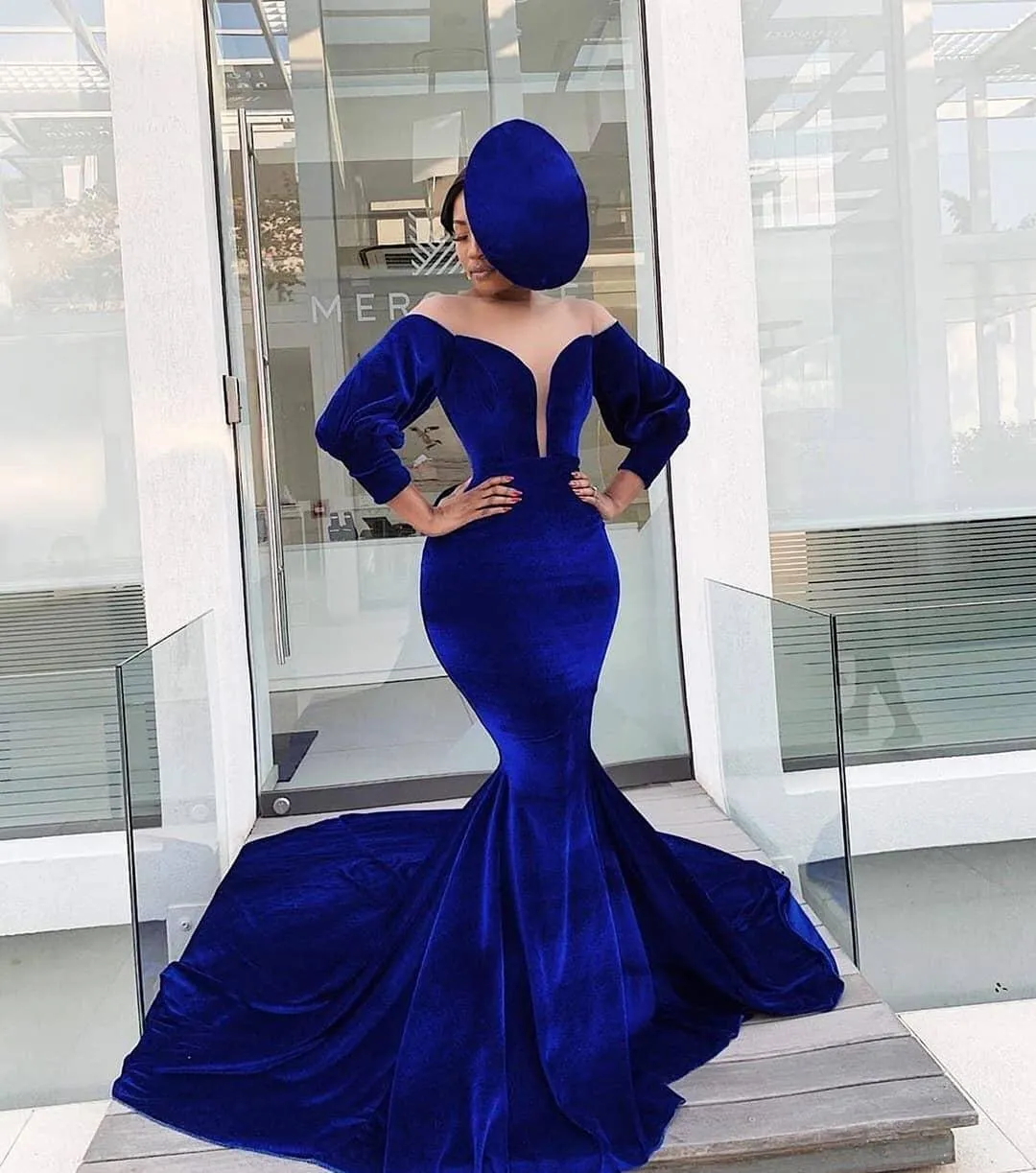 2022 Sexig Arabisk Royal Blue Velvet Prom Klänningar Plungung V Neck Illusion Långärmade Sleeves Mermaid Party Dress Evening Gowns Chapel Train Plus Storlek