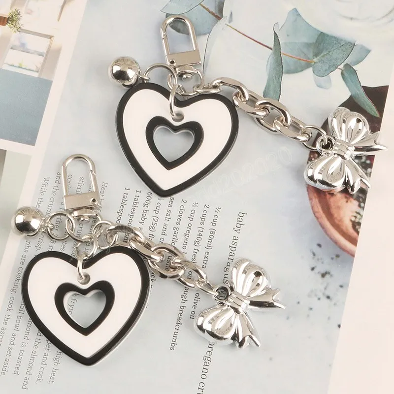 Korean Love Black White Bowknot Keychain Pendant Söt Bell Kedja Hängsmycke Kvinnor Bilväska Dekor Cartoon Key Ring Nyårsgåva