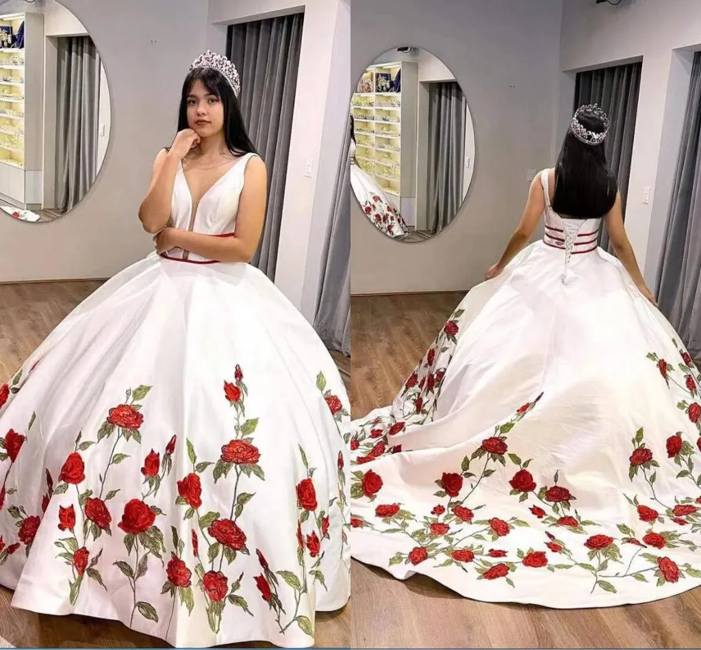 2022 الأحمر روز الزهور المطرزة حفلة موسيقية فساتين quinceanera الأبيض كاب الأكمام تغرق الخامس الرقبة مشد الظهر الحرير مهرجان الكرة ثوب مساء العباءات الرسمي الحلو 16