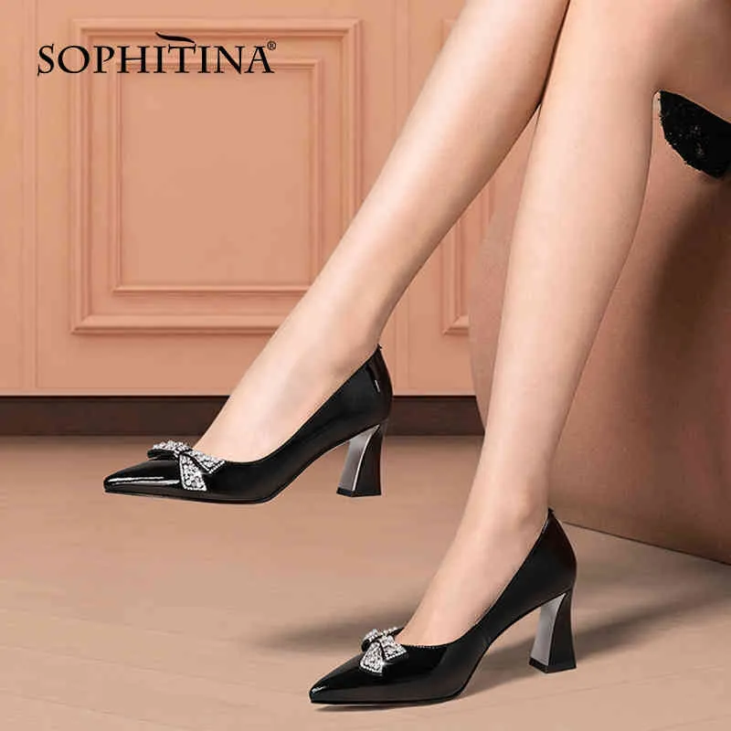 Sophitina مضخات فاخرة النساء الماس رصع فراشة عقدة أحذية tpr غير زلة كعب مربع أشار ربيع الخريف سيدة الأحذية AO04 210513