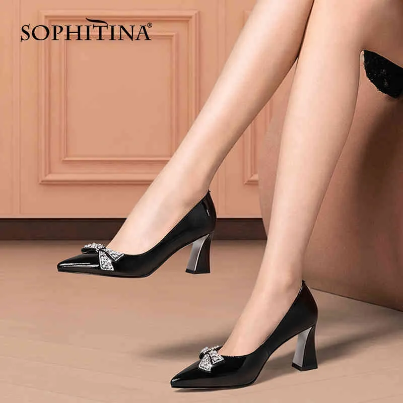 Sophitina Bombas de Luxo Mulheres Diamante-Studded Butterfly-Knot Sapatos TPR Non-Slip Square Square Salto apontado Primavera Outono senhora Sapatos AO04 210513