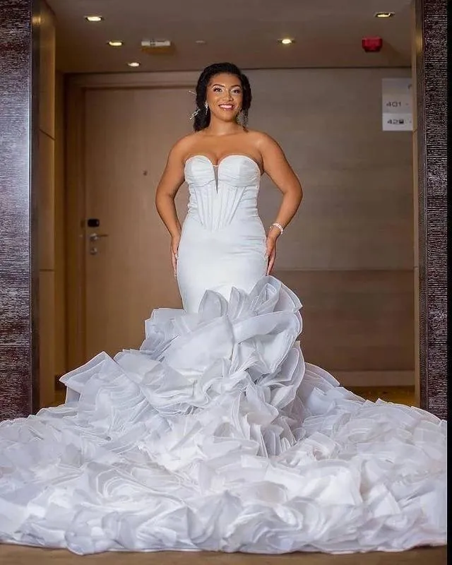 Ruffles Clound Organza Abiti da sposa a sirena Plus Size Africano aso ebi Abiti da sposa con strascico lungo Ruffles a strati robe de mari￩e