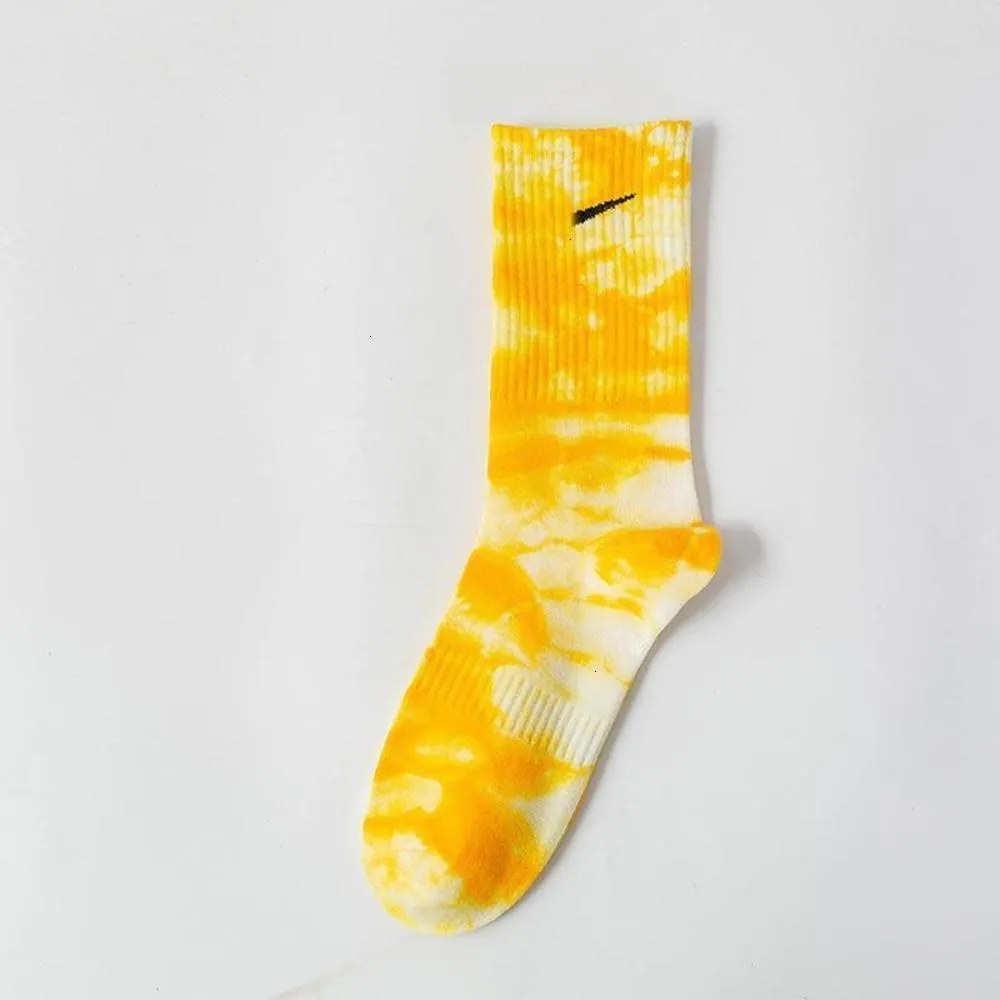 2020 New Men Women Unisex Novelty Colorful Tie-dyeing Skateboard Cotton Harajuku Hiphop Socks Top Sport Couple Long Sock