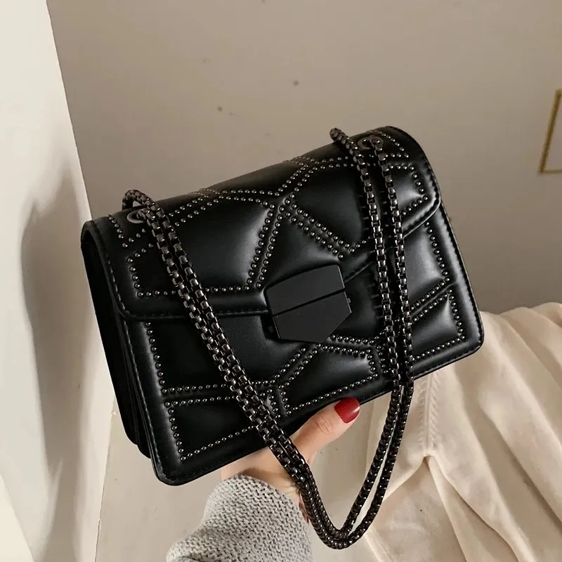 Designer handväskor kors kropp punk kvinnor nitar luxurys axelväskor flap handväska koppling lyx kedja handväska messenger väska lady satchel wristlet sacoche tjej