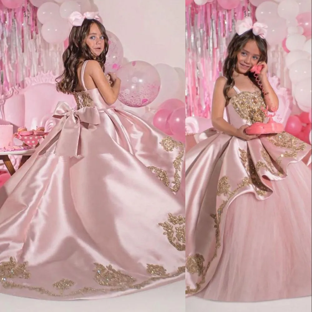 2021 Pink Girls Pageants Vestidos de oro encaje apliques Cuentas de cristal Flor niña vestido niños largos espaguetis correas niños cumpleaños vestidos con arco barrido tren