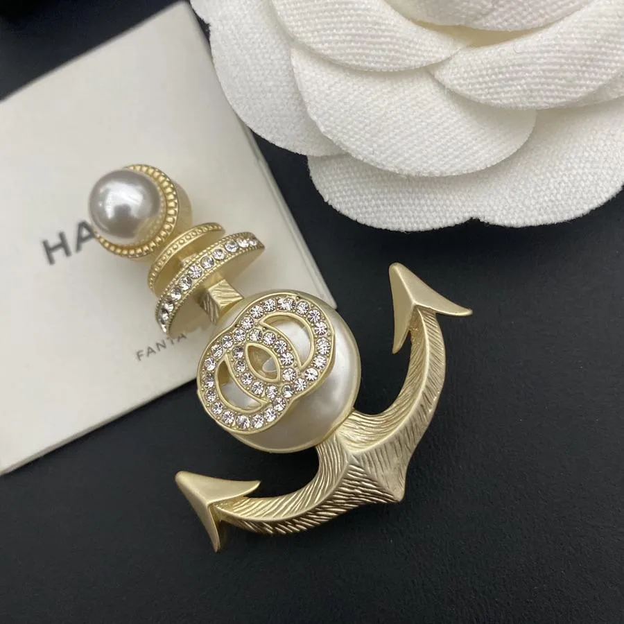 Versão coreana de ouro incrustado diamante pequeno fragrante barco âncora broche moda estilo marinho homens e mulheres comuns personalidade brooc