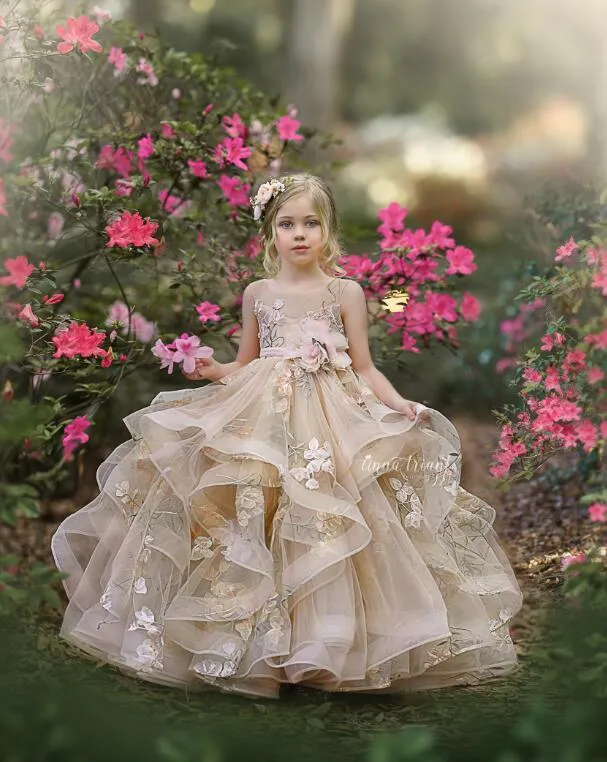 2021 Cute Champagne Flor Girl Vestidos Para Casamentos Jóia Pescoço Puffy Ruffles Tiered Floral Crianças Bebê Vestidos Primeiro Comunhão Vestido Com Bow aberto