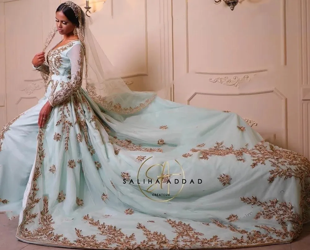 Marokkanische Kaftan-Hochzeitskleider mit Überrock-Schleppe, goldfarbene Spitzenstickerei, lange Ärmel, Dubai, Saudi-Arabien, Prinzessinnen-Hochzeitskleid