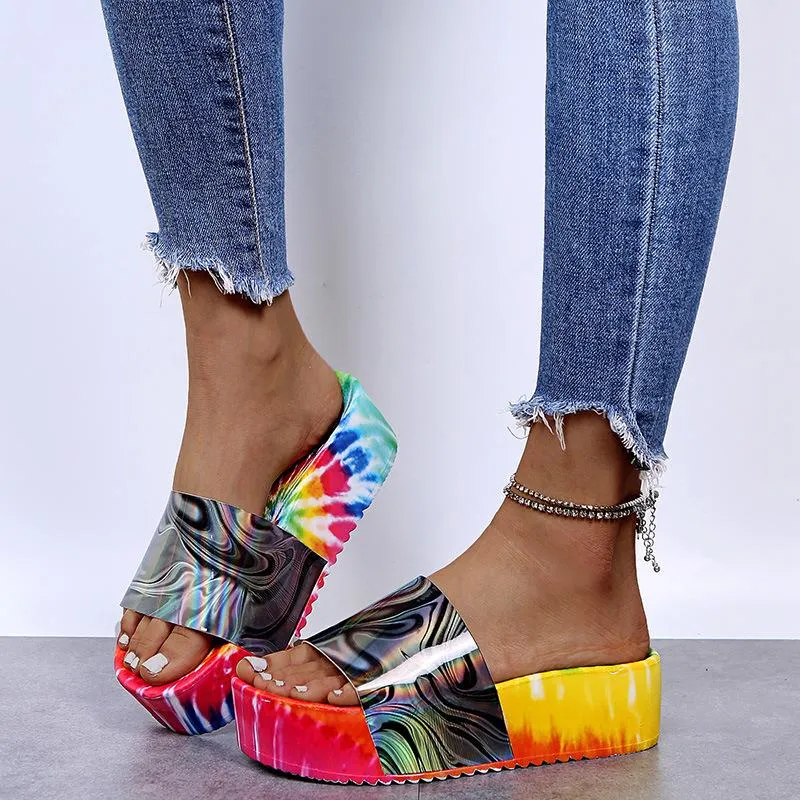 2024 Summer kvinnliga kvinnor tofflor Sandaler trycker platt plattform Rainbow Color Woman Outdoor Slides Tie Dye Beach 64