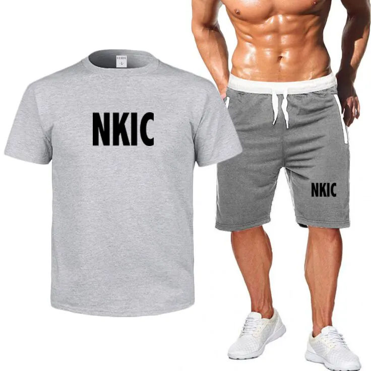 NKICブランドトラックスーツ男性夏半袖カジュアル100％コットンTシャツショーツメンズスウェットスーツ2ピースティートップス+スウェットパンツオスセットS-2XL