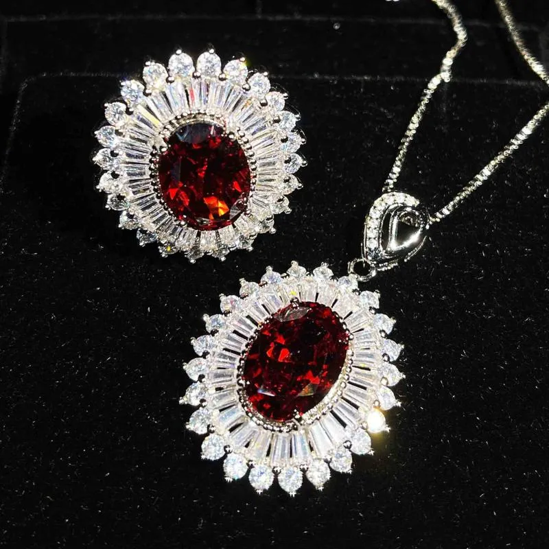 Oorbellen ketting vrouwelijke retro charme granaat ruby ​​stenen hanger ringen sets voor vrouwen 925 sterling zilveren ketting kristal partij sieraden